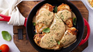 Cooked,Chicken,Breast,Seared,In,A,Cast,Iron,Skillet,With