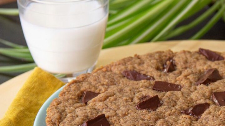galletas de chispas de chocolate en sartén