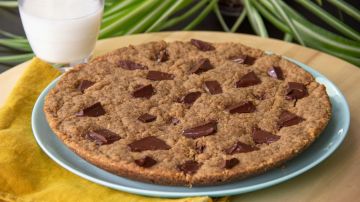 galletas de chispas de chocolate en sartén