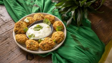 Photo © 2023 The Grosby Group Food Division

Falafel con Salsa de Yogurt
1 cebolla
1 diente de ajo
media zanahoria
1 pimiento verde
aceite oliva
verduras
tomillo
comino
canela
sal
remojar 150 gr de garbanzos durante 12 horas
hojas de cilantro
lima
garbanzos remojados
hacer bolitas y hornear 30 min 200º
para la salsa
1 yogur natural
2 cucharada de pepino
ralladura de limón
aceite de oliva
sal
zumo de media lima


Falafel with Sauce of Yogurt
1 onion
1 clove of garlic
half carrot
1 green pepper
olive oil
vegetables
thyme
cumin
cinnamon
salt
soak 5 oz of garbanzo beans for 12 hours
cilantro leaves
lime
soaked garbanzo beans
make balls and bake for 30 min at 400ºf
for the sauce
1 natural yogurt
2 tbsp cucumber
lemon zest
olive oil
salt
juice of half lime

Falafel con salsa allo yogurt

1 cipolla
1 spicchio d'aglio
mezza carota
1 peperone verde
olio d'oliva
ortaggi
timo
cumino
cannella
sale
mettere in ammollo 150 gr di ceci per 12 ore
foglie di coriandolo
tiglio
ceci messi in ammollo
fare le palle e cuocere per 30 min a 200º.
per la salsa
1 yogurt naturale
2 cucchiai di cetriolo
scorza di limone
olio d'oliva
sale
succo di meta’ lime