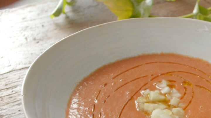 Photo © 2021 The Grosby Group Food Division

Gazpacho de Sandía

gazpacho de sandía
2 tomates maduros
1 pimiento rojo
1 pimiento verde
1 diente de ajo
trozo de sandía
pizca de sal
aceite de oliva

trituramos bien

agregar chorrito de vinagre

decorar con pepino y chorro de aceite de oliva


Watermelon Gazpacho  

watermelon gazpacho
2 ripe tomatoes
1 red pepper
1 green pepper
1 clove of garlic
piece of watermelon
pinch of salt
olive oil

blend well

add a splash of vinegar

decorate with cucumber and olive oil squirt