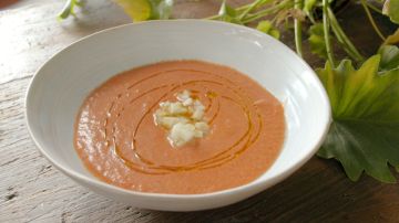 Photo © 2021 The Grosby Group Food Division

Gazpacho de Sandía

gazpacho de sandía
2 tomates maduros
1 pimiento rojo
1 pimiento verde
1 diente de ajo
trozo de sandía
pizca de sal
aceite de oliva

trituramos bien

agregar chorrito de vinagre

decorar con pepino y chorro de aceite de oliva


Watermelon Gazpacho  

watermelon gazpacho
2 ripe tomatoes
1 red pepper
1 green pepper
1 clove of garlic
piece of watermelon
pinch of salt
olive oil

blend well

add a splash of vinegar

decorate with cucumber and olive oil squirt