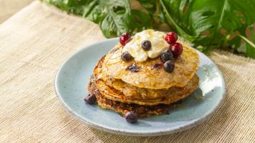 hot cakes de avena con plátano y blueberries