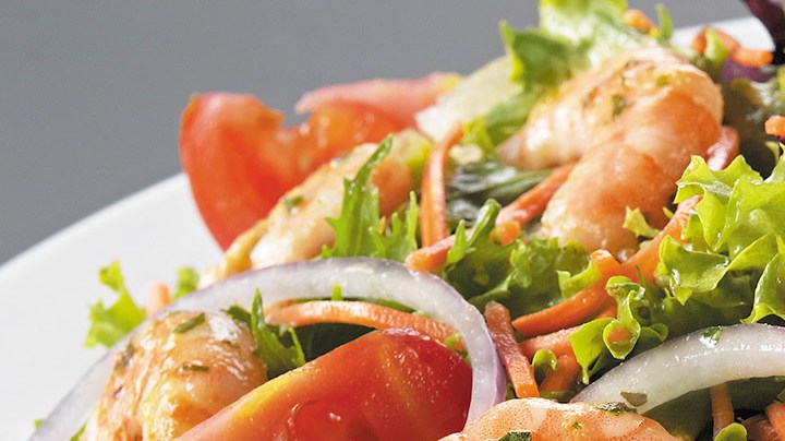 ensalada de camarones saludable