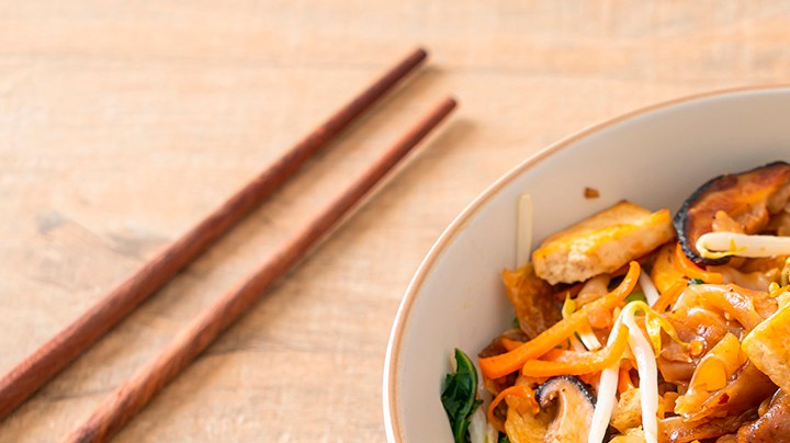 fideos salteados con tofu y vegetales