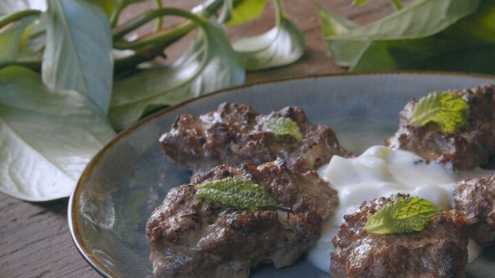 Bitoques de ternera con salsa tzatziki