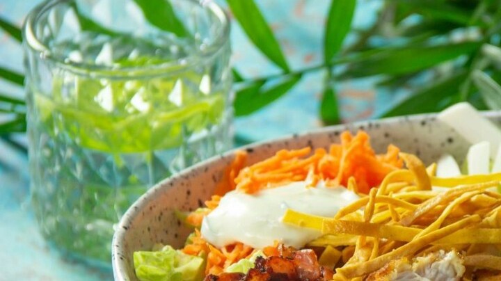 ensalada de pollo empanizado