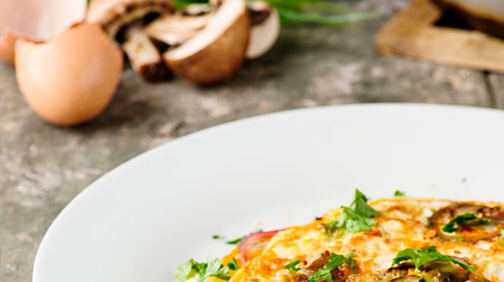 omelette con champiñones y queso