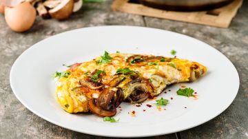 omelette con champiñones y queso