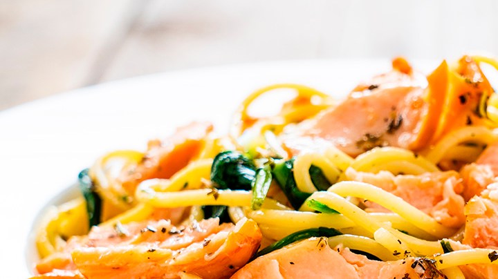 pasta con salmón y espinacas