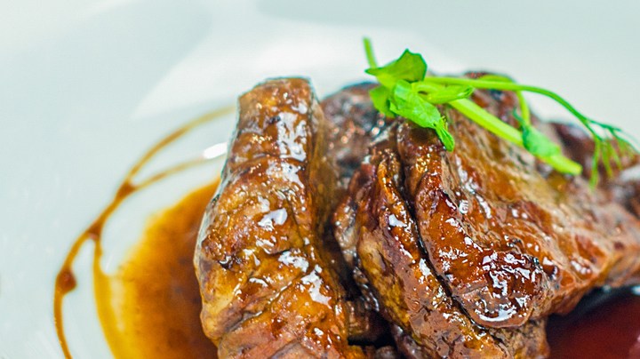 Lomo de cerdo marinado en vino tinto