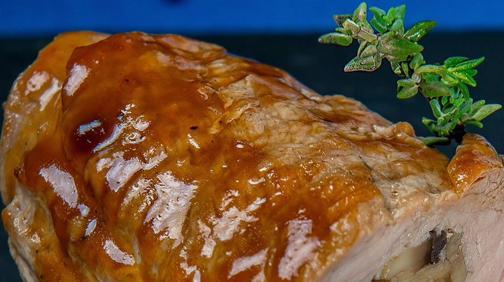 Lomo de cerdo relleno de hongos silvestres