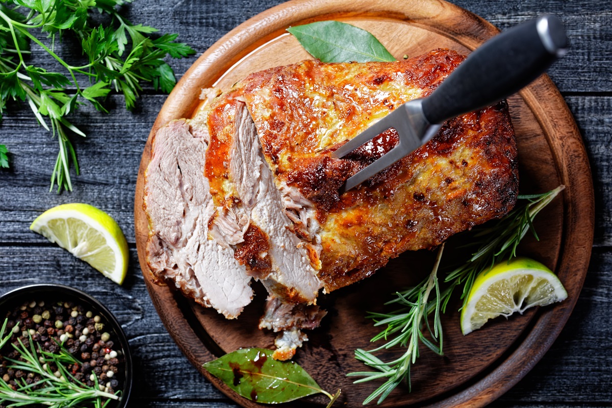 Lomo de cerdo con costra de pimienta y limón