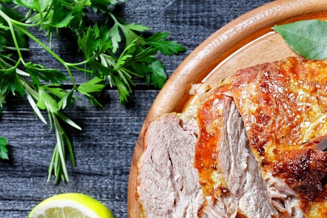 Lomo de cerdo con costra de pimienta y limón