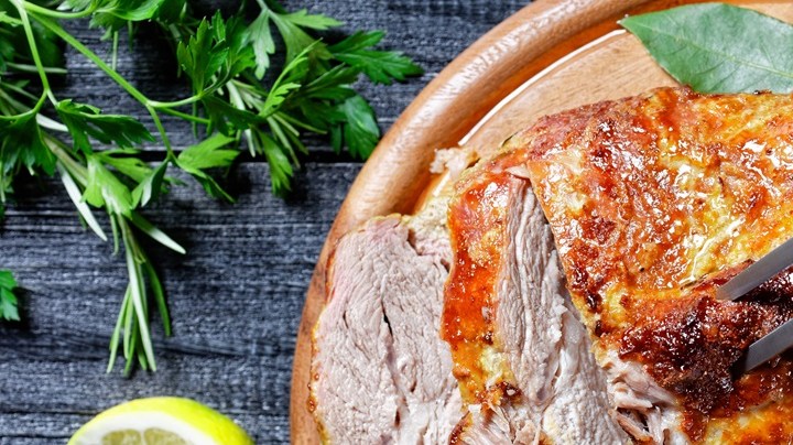 Lomo de cerdo con costra de pimienta y limón