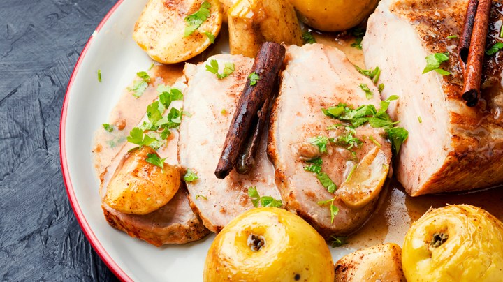 Lomo de cerdo con manzanas asadas y canela