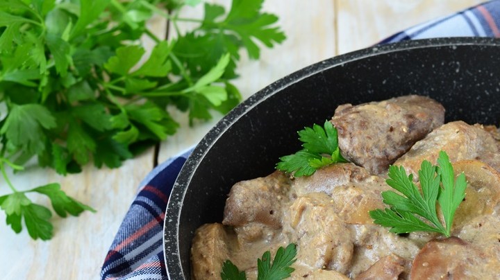 higado en salsa de champiñones