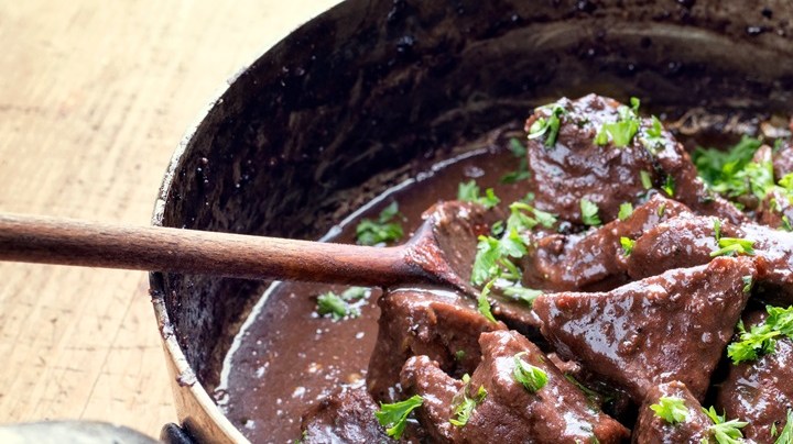 higado en salsa de vino tinto