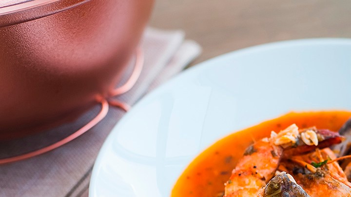 sopa de pescado y frutos del mar