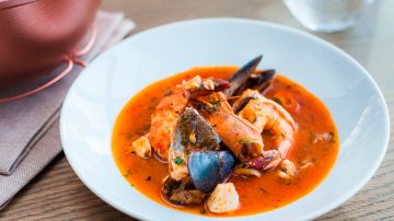 sopa de pescado y frutos del mar