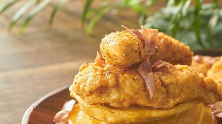 hot cakes de harina maíz con dedos de pollo frito