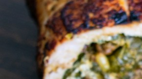 Lomo de cerdo relleno de espinacas y piñones