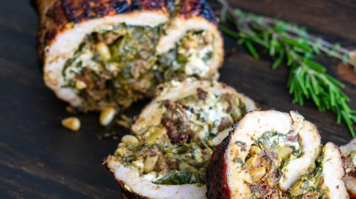 Lomo de cerdo relleno de espinacas y piñones
