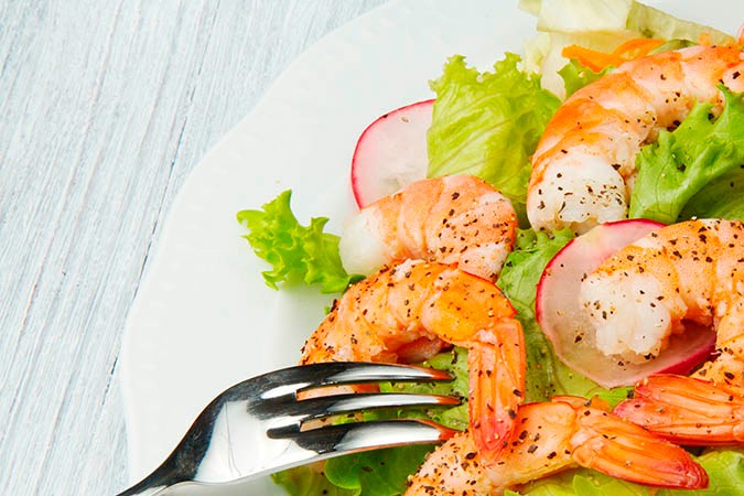 ensalada de gambas con lechuga
