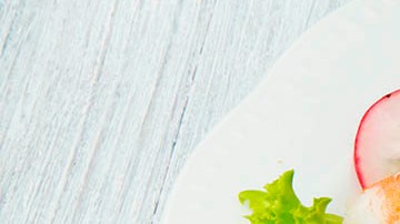 ensalada de gambas con lechuga