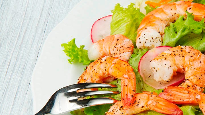 ensalada de gambas con lechuga
