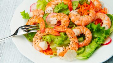 ensalada de gambas con lechuga