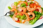 ensalada de gambas con lechuga