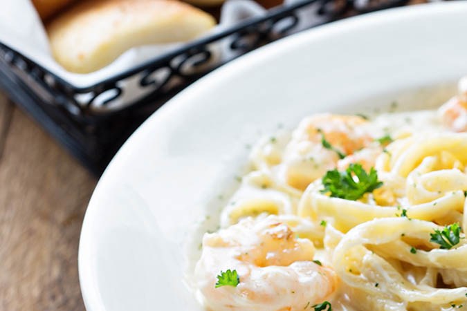 fettuccine con gambas en salsa blanca