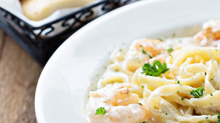 fettuccine con gambas en salsa blanca