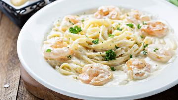 fettuccine con gambas en salsa blanca