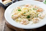 fettuccine con gambas en salsa blanca