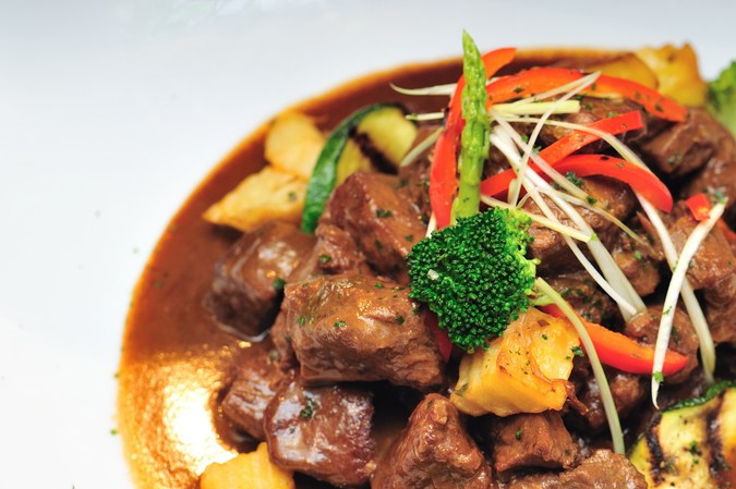 Lomo de cerdo estofado con verduras