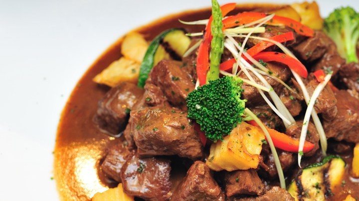 Lomo de cerdo estofado con verduras