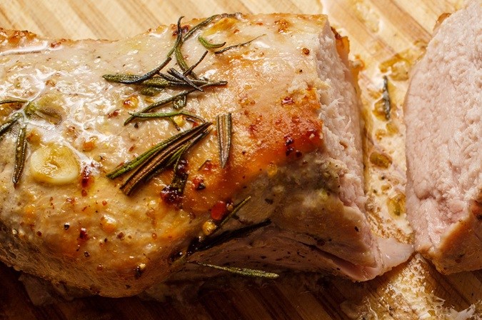 Lomo de cerdo asado con miel y mostaza