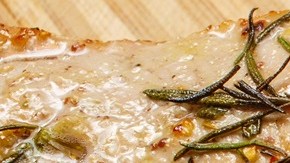 Lomo de cerdo asado con miel y mostaza