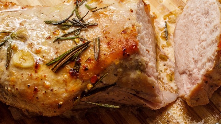 Lomo de cerdo asado con miel y mostaza