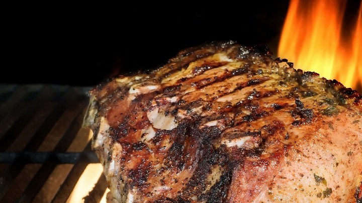Lomo de cerdo a la parrilla con marinado de hierbas