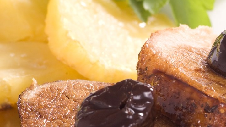 Lomo de cerdo horneado con salsa de ciruelas