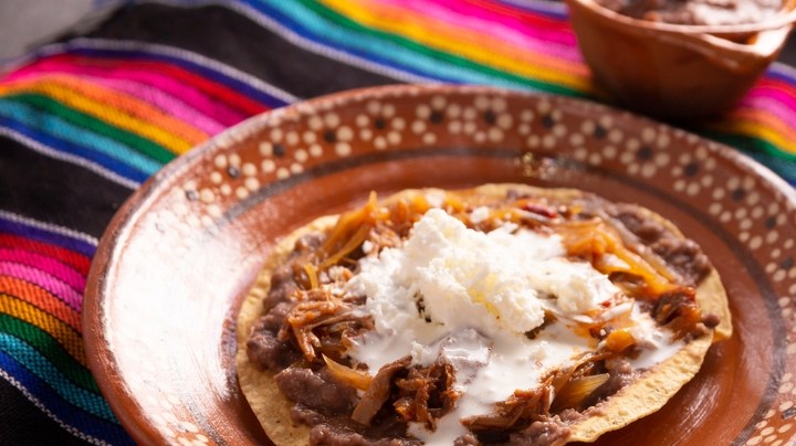 Tostadas de frijoles con queso