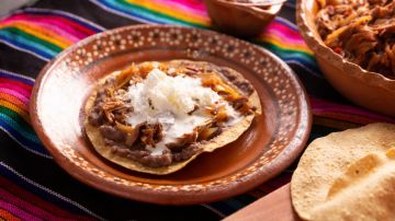 Tostadas de frijoles con queso