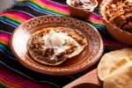 Tostadas de frijoles con queso