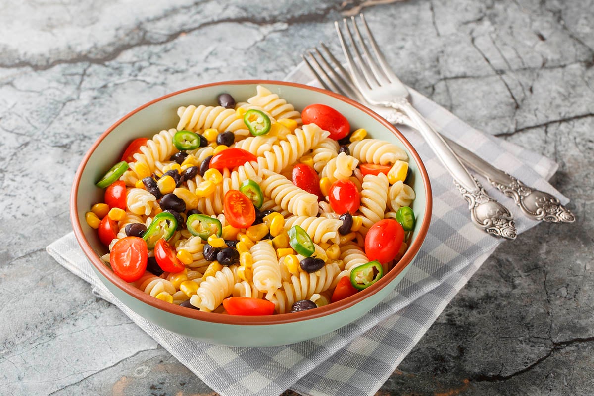 ensalada de fusilli con tomates cherry y maíz