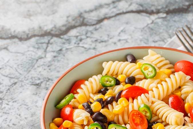 ensalada de fusilli con tomates cherry y maíz