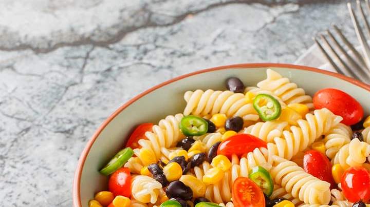 ensalada de fusilli con tomates cherry y maíz