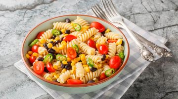 ensalada de fusilli con tomates cherry y maíz